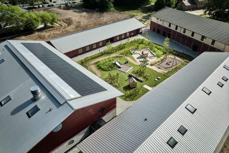 Dänemarks erster CO₂-neutraler Kindergarten, mit Stahlprofilen verkleidet, Børnehuset Grønnegården, Transformervej 3, 2860 Søborg